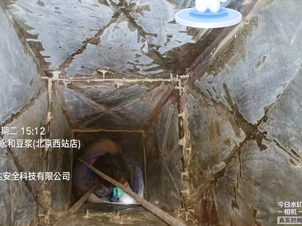 中餐厅竖井烟道清洗后1