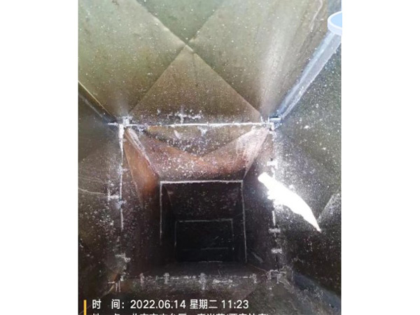 中餐厅竖井烟道清洗前1